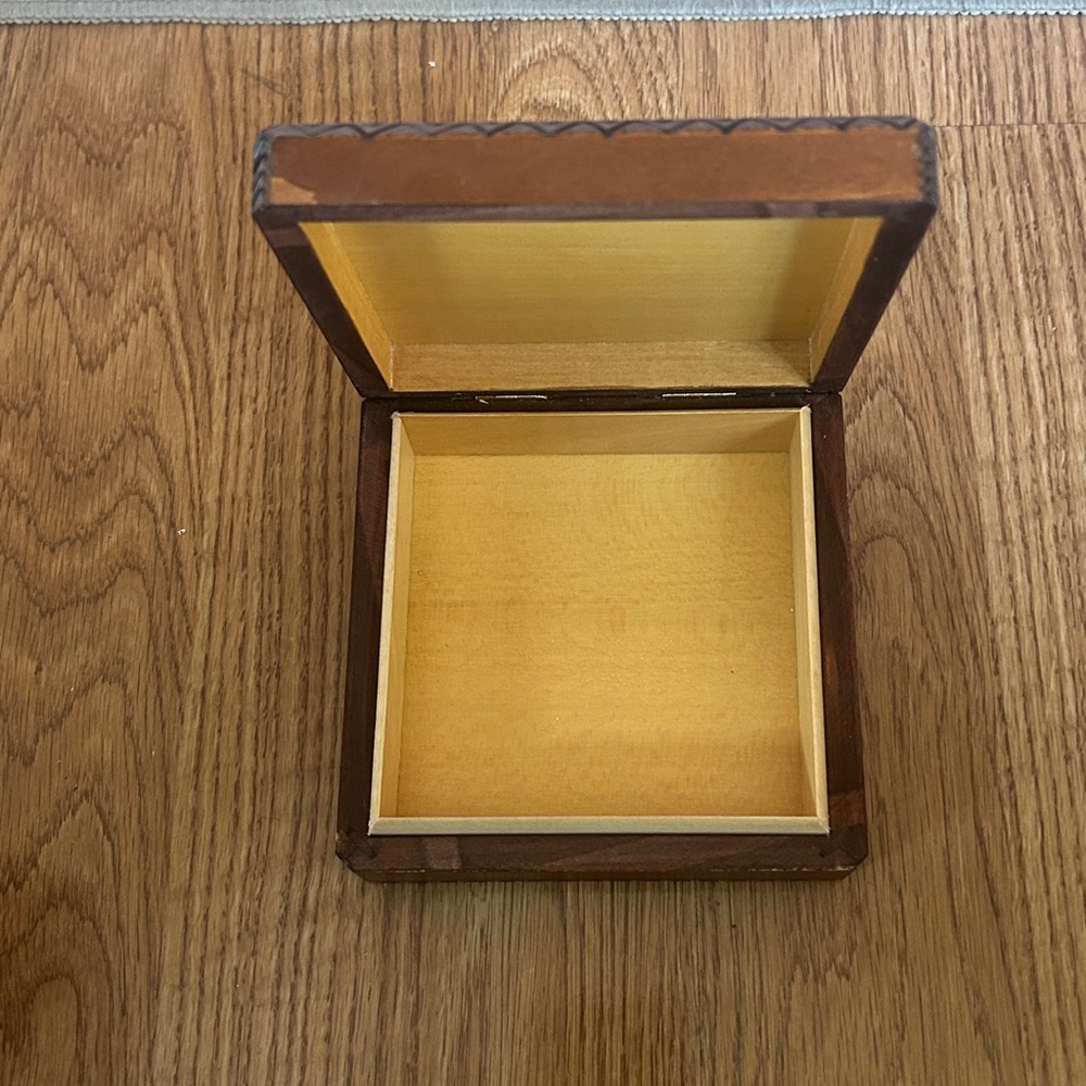Poland Handcarved Wooden Keepsake Box - Brown Floral Inlay - Picture 3 of 8